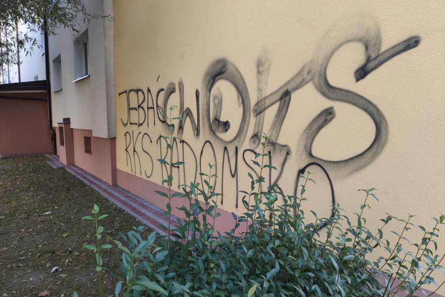 Bezkarny kibolski wandalizm i zamalowane ściany na osiedlu Tysiąclecia