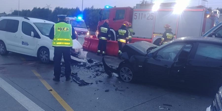 Czołowe zderzenie BMW z peugeotem. 8-letnia dziewczynka w ciężkim stanie