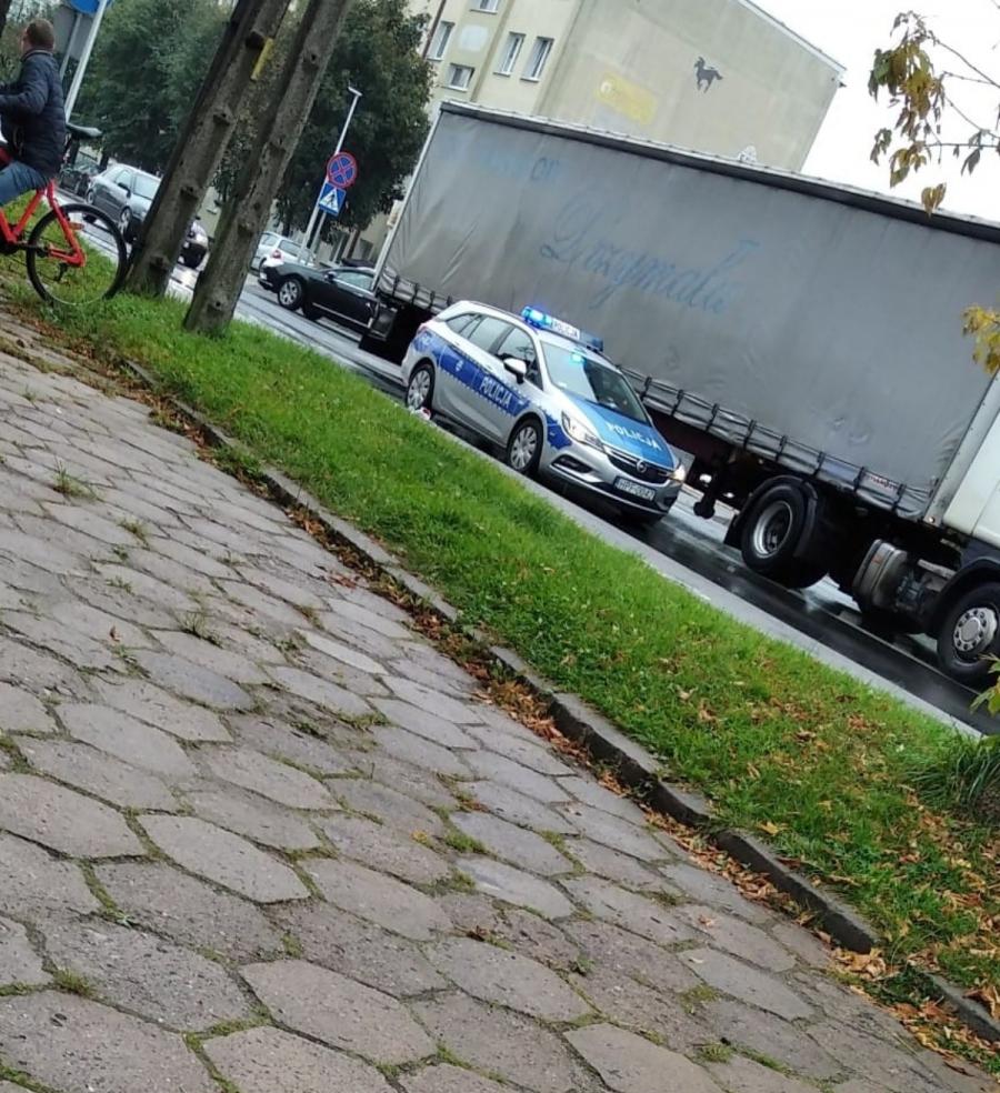 33-letni pieszy potrącony na pasach na ul. Brzeźnickiej. Zabrany LPR do szpitala