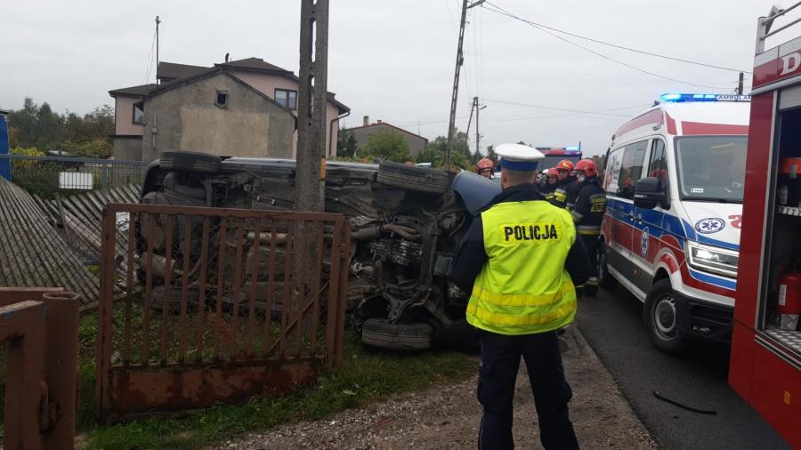 19-latek jechał zbyt szybko. Audi uderzyło w ogrodzenie i przewróciło się na bok