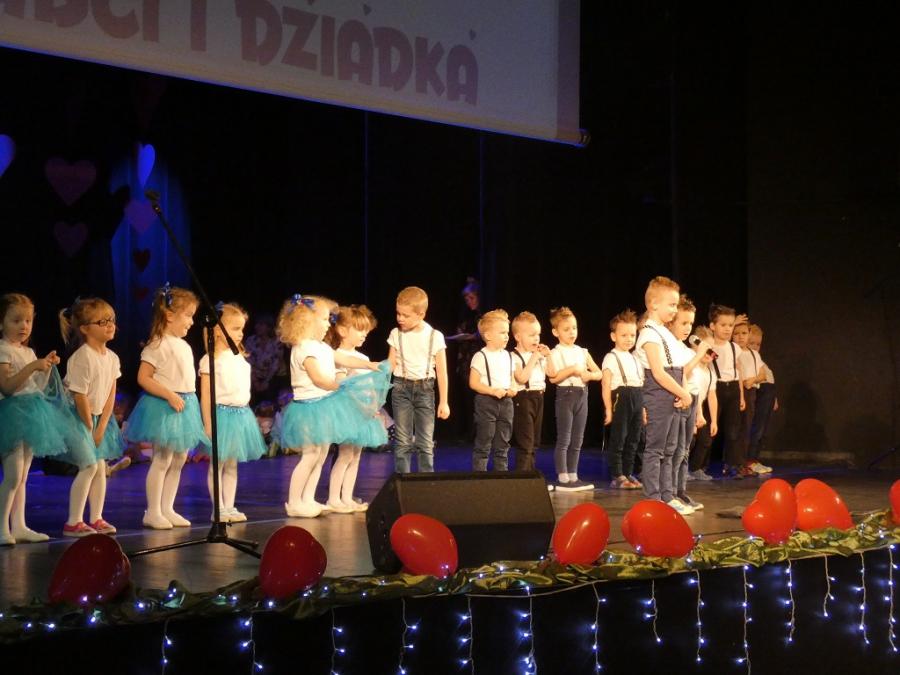 Koncert przedszkolaków w MDK dla babci i dziadka