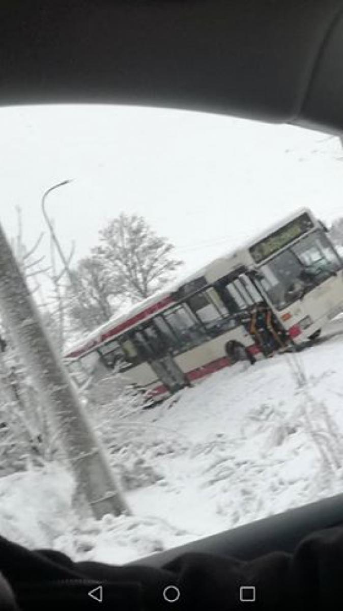 [AKTUALIZACJA] Autobus MPK w rowie, droga zablokowana