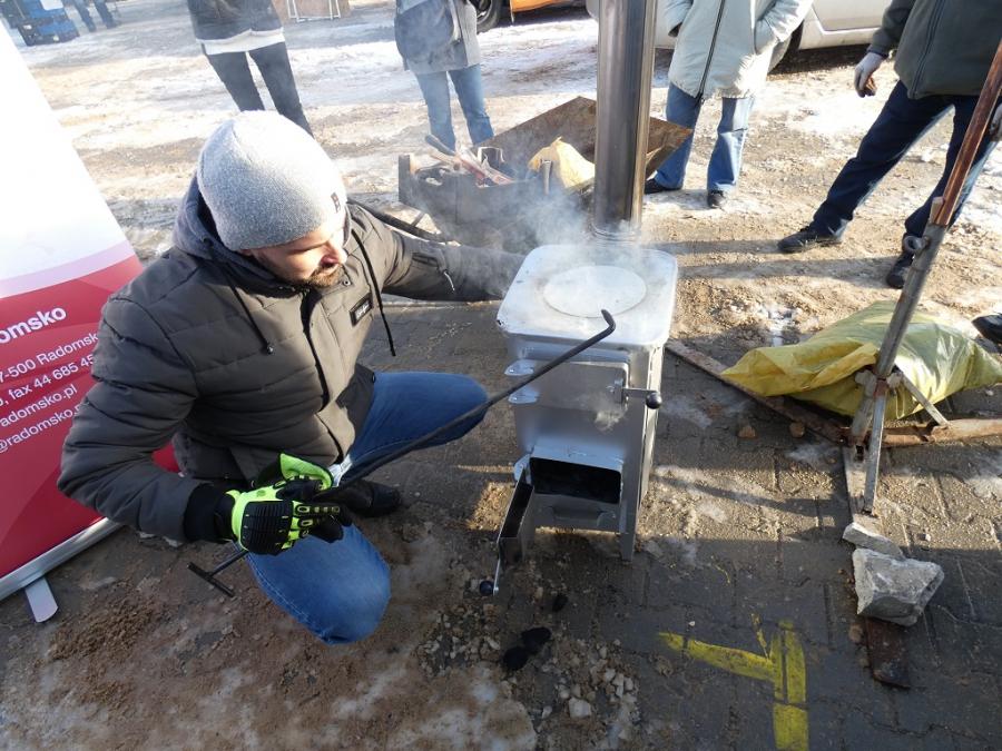 [Wideo] Na targowicy uczyli, jak palić, żeby było mniej dymu i ograniczyć smog