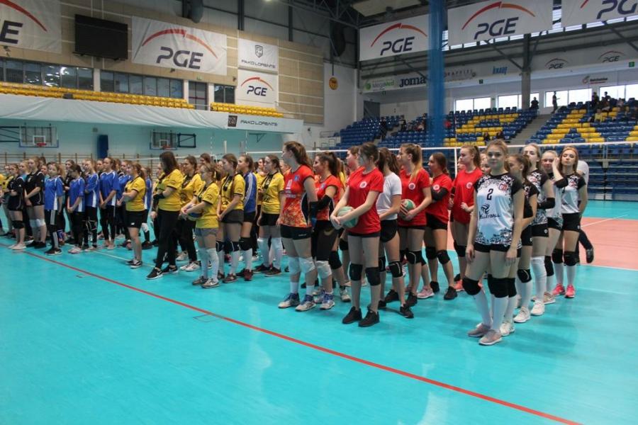 [ZDJĘCIA] Sześć drużyn z naszego powiatu zagrało w hali Energia w Bełchatowie