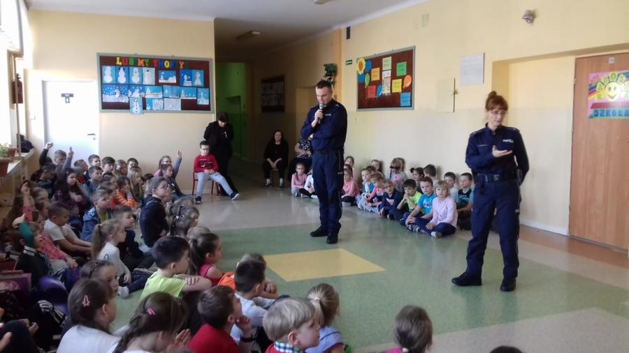 Od poniedziałku ferie. Policjanci odwiedzili uczniów i mówili o bezpieczeństwie