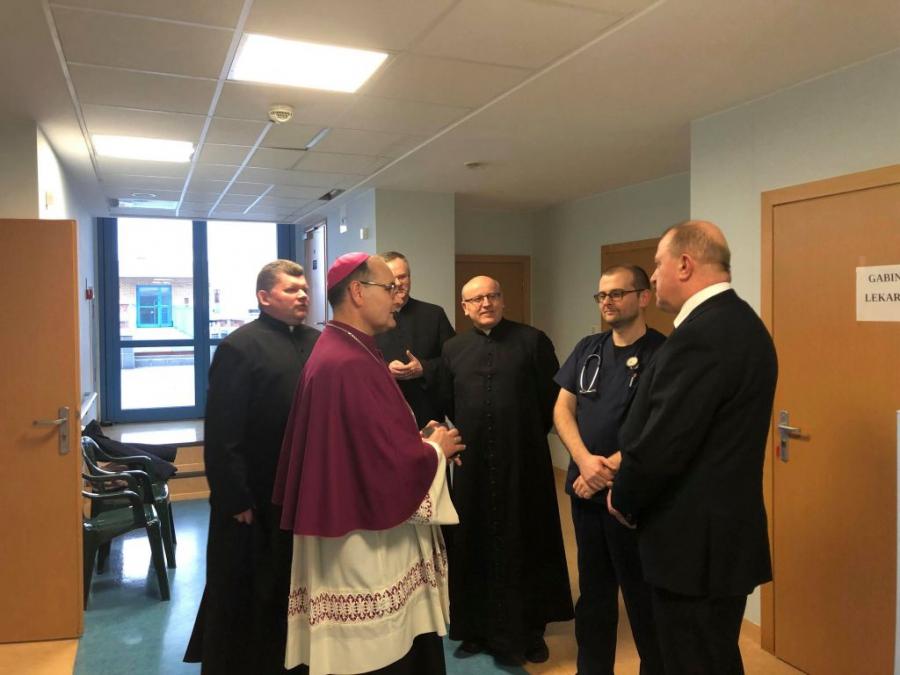 Biskup Przybylski odwiedził pacjentów w szpitalu. Z okazji Światowego Dnia Chorego