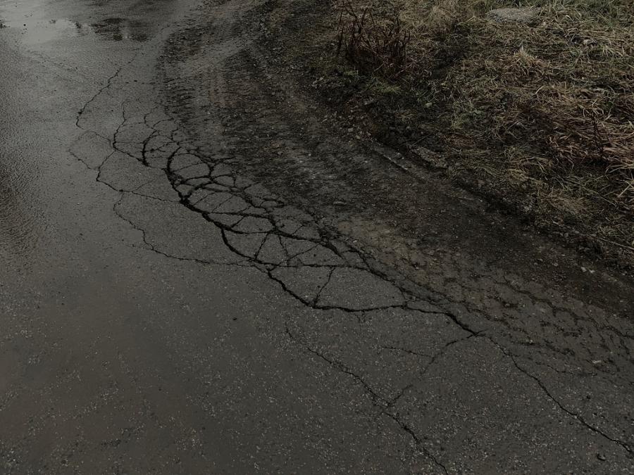 Przewodniczący rady Rafał Dębski uspokaja mieszkańców ulicy Włościańskiej