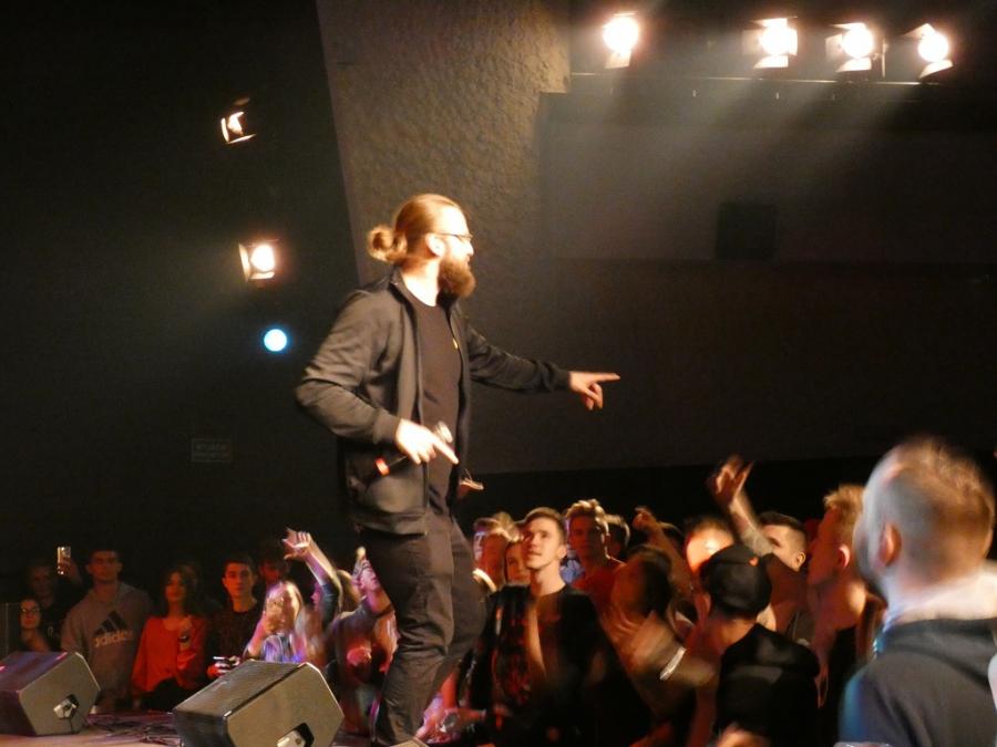 [WIDEO ZDJĘCIA] Rapujący KęKę zrobił furorę na scenie Miejskiego Domu Kultury