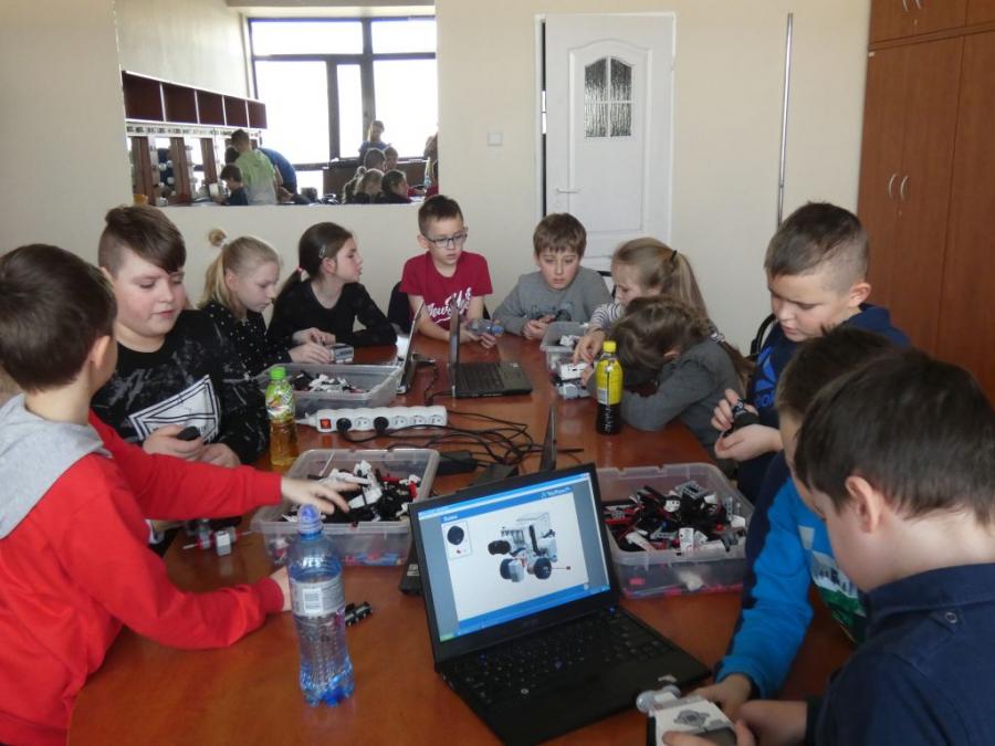 [ZDJĘCIA] W MDK dzieci budują i programują roboty z klocków Lego