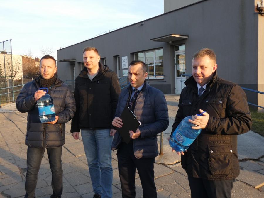 [WIDEO] Radni PO do radnych PiS: woda studzi emocje. Konferencja o przychodni