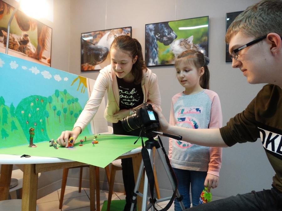 Zdjęcie po zdjęciu. W MDK dzieci i młodzież tworzą animację poklatkową