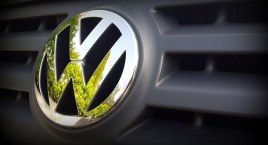 Pijany 68-latek za kierownicą volkswagena. Zatrzymał się na czerwonym, ale kiedy włączyło się zielone, nie ruszył