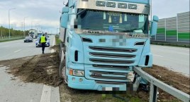 Kolizja na autostradzie A1. Samochód ciężarowy uderzył w bariery energochłonne. Wystrzeliła opona, kierowca niewiele mógł zrobić