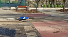 Uroki nocnego życia w Radomsku: ścięty znak drogowy na ul. Piłsudskiego