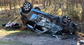 Jabłonna w gminie Przedbórz. Zderzenie dwóch samochodów osobowych. Jeden z nich dachował