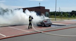 Strażacy wezwani do pożaru samochodu na terenie MOP -a przy autostradzie A1 w Slostowicach 