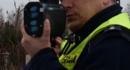 Kamieńsk, ulica Wieluńska. Kierowca BMW pędzi ponad dwa razy szybciej niż dozwolone przepisami 50 km na godzinę