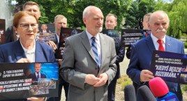 [WIDEO] Antoni Macierewicz: - Jeśli PiS przegra wybory, obrona polskiej granicy zostanie zlikwidowana. Konferencja prasowa na placu 3 Maja
