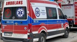 Jechali do człowieka, który doznał urazu głowy. W drodze na miejsce karetka utknęła. Trzeba było wzywać strażaków