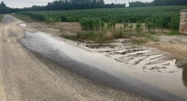 Mieszkanka Posadówki: - Dziura w mostku zabezpieczona tylko taśmą i zdążyła już zarosnąć, a po deszczu mamy na drodze prawdziwe błotne lodowisko