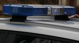 Kolizja na Fabianiego. Kierowca peugeota cofał i wjechał w opla. Policjanci ukarali go mandatem