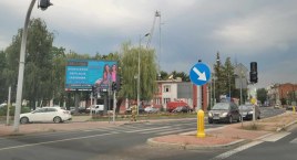 [ZDJĘCIA] Ktoś jedzie uszkodzonym autem i brudzi asfalt olejem. Strażacy sprzątają, a policjanci szukają kierowcy