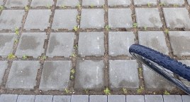 Czytelniczka: - W kostce na Gliniankach są szpary po 2 cm. Jak po niej jeździć wózkiem inwalidzkim? Ktoś to jednak zatwierdził