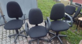 Czytelnik: Są tam od kilku dni i mokną. A można było zrobić jakąś wyprzedaż i szkoła miałaby jakieś pieniądze