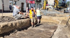 Remont Reymonta. Archeolodzy odkryli drewnianą drogę z czasów średniowiecza. Przebiegała inaczej niż dzisiejsza ulica