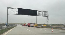 Zderzenie dwóch samochodów ciężarowych na autostradzie A1. Z jednego z nich wyciekł olej. Plama miała cztery kilometry