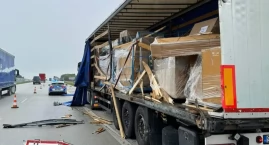 Autostrada A1. Jedna ciężarówka zahaczyła o inną, stojącą na pasie awaryjnym. Sprawca został ukarany mandatem