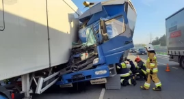 Uwaga! Na autostradzie A1 w kierunku Katowic zderzyły się dwa samochody ciężarowe. Na miejscu są służby ratunkowe