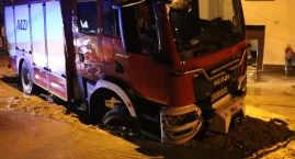 Nocna akcja strażaków na ulicy Piłsudskiego. Jeden z wozów zakopał się w remontowanej ulicy bez asfaltu. Wezwano pomoc z Łodzi