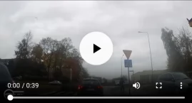 [WIDEO] Przejście na ulicy Brzeźnickiej. Ubrany w ciemne ubrania mężczyzna wchodzi na pasy. Kierowca samochodu wciska hamulec 