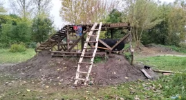 Spot Zgredy, na nim Ufoludy. Młodzi sami sobie ten dirt park zbudowali
