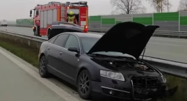 24-latek zasnął za kierownicą. Stracił panowanie nad audi, które uderzyło w bariery energochłonne