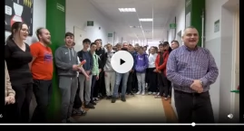 [WIDEO] Uczniowie Elektryka złożyli życzenia urodzinowe dyrektorowi szkoły. W bardzo efektowny sposób 
