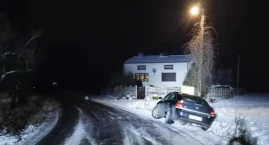 Zderzenie opla astry z oplem vectrą. 23-latka kierująca tym pierwszym nie opanowała samochodu na śliskiej nawierzchni