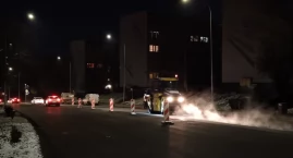 Remont Piastowskiej coraz bliżej końca. Dzisiaj wykonawca lał asfalt na miejsca parkingowe. Ma czas do końca miesiąca