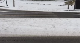 Radomsko miastem zasypanym, lekkie opady śniegu powodują, że miasto jest jeszcze bardziej nieprzejezdne