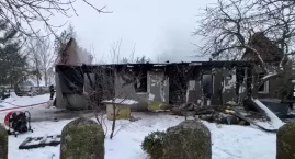 [WIDEO] Pożar domu w Biestrzykowie Wielkim w gminie Kobiele Wielkie. Ogień zajął cały budynek