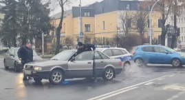 Audi się zepsuło i zablokowało ruch. Pomogli dzielnicowi. Kierowca mógł wezwać lawetę