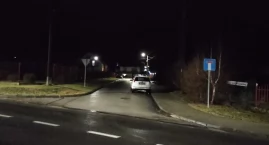Zderzenie mazdy z seatem w Przedborzu. Kierowca nie czekał na policję. Uciekł. Policjanci sprawdzają, kto kierował