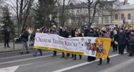 [WIDEO, ZDJĘCIA] XII Radomszczański Orszak Trzech Króli na ulicach miasta. Kolorowo, radośnie i z kolędą na ustach