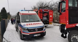 Pożar domu w Strzałkowie. Zginął 48-letni mężczyzna. Na miejscu kilka zastępów straży i pogotowie ratunkowe