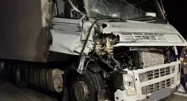 Kolizja na autostradzie A1. Samochód ciężarowy uderzył w pługopiaskarkę