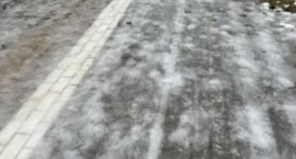 [WIDEO] Pan Łukasz: Tak dzisiaj wygląda chodnik na Piastowskiej. Wielkie lodowisko. I nikogo to nie obchodzi