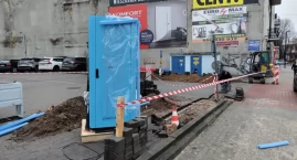 Przy Reymonta będzie słupek do ładowania elektryków. - Do niedzieli będzie gotowe - zapewniają pracownicy
