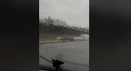 Toyota uderzyła w barierki na autostradzie A1 [film od Czytelnika]