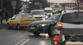 Kolizja na ulicy Brzeźnickiej. Doszło do zdarzenia trzech samochodów osobowych 